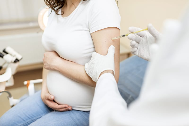 Tiêm-vaccine-phòng-cúm-ở-mẹ-bầu