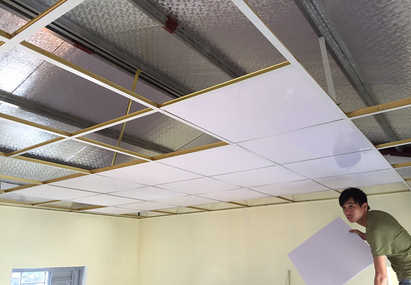 Hướng dẫn tính chi phí trần thả nhựa cách dễ hiểu nhất