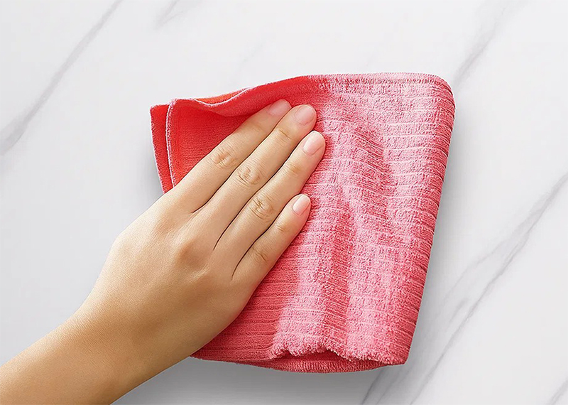 Vệ sinh và bảo vệ tường nhựa đúng cách